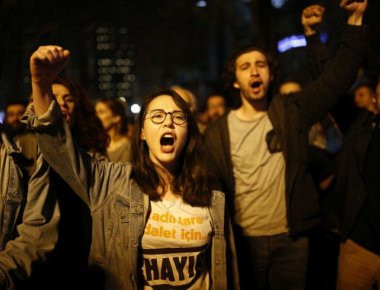 Υποστηρικτές του «ναι» δέρνουν έναν αντίπαλό του Σουλτάνου (φωτό, βίντεο)